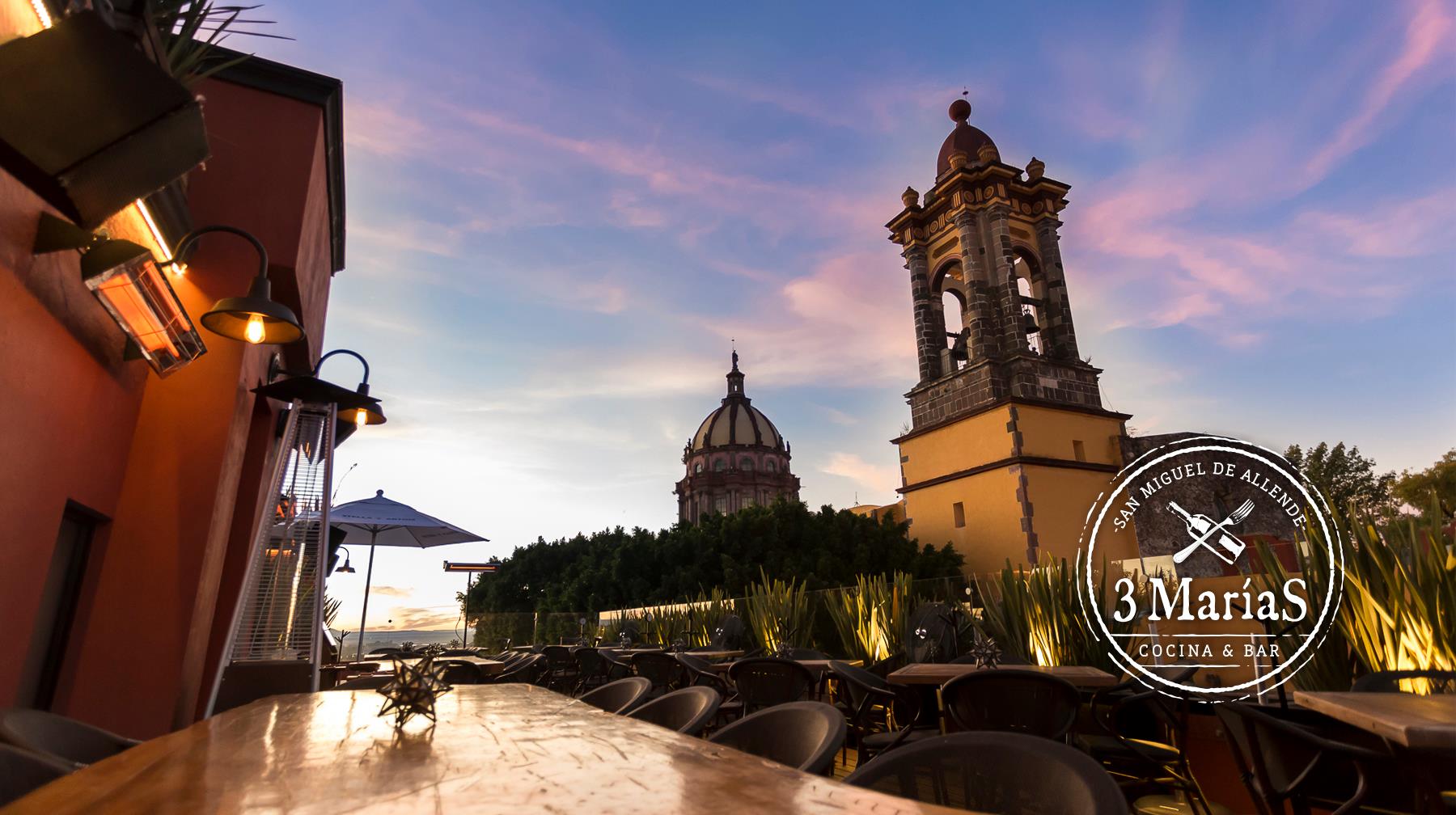 Coctel azul preparado en la barra de 3 Marías