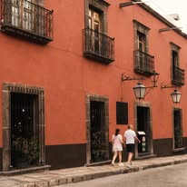 Terraza con comensales al atardecer en 3 Marías