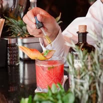 Vista de la terraza con la parroquia de fondo