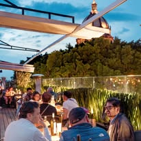 Bebidas y ambiente en la barra de 3 Marías